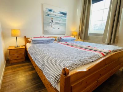 Maritimes Schlafzimmer mit Doppelbett in Ferienwohnung auf Ferienhof Utech